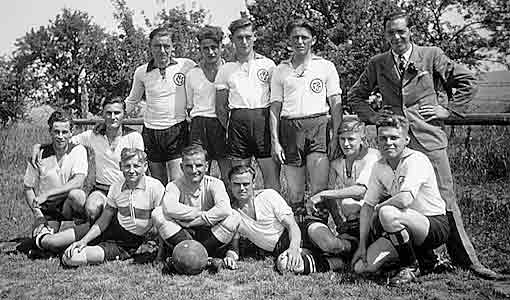 Die erste Fußballmannschaft von 1937