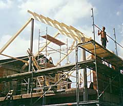 Mit umfangreichen Eigenleistungen und dank der Großzügigkeit zahlreicher Spender konnte unter der Bauleitung von Willi Hauber 2001 der dringend benötigte Anbau an das Vereinsheim fertiggestellt werden.