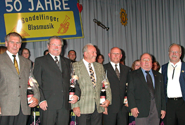 Abteilungsleiter Rainer Hack ehrt beim Jubiläum fünf Gründungsmitglieder: Fritz Eichele, Dieter Fritz, Heinz Brucklacher, Heinz Reinhardt und Horst Hespeler (von rechts).